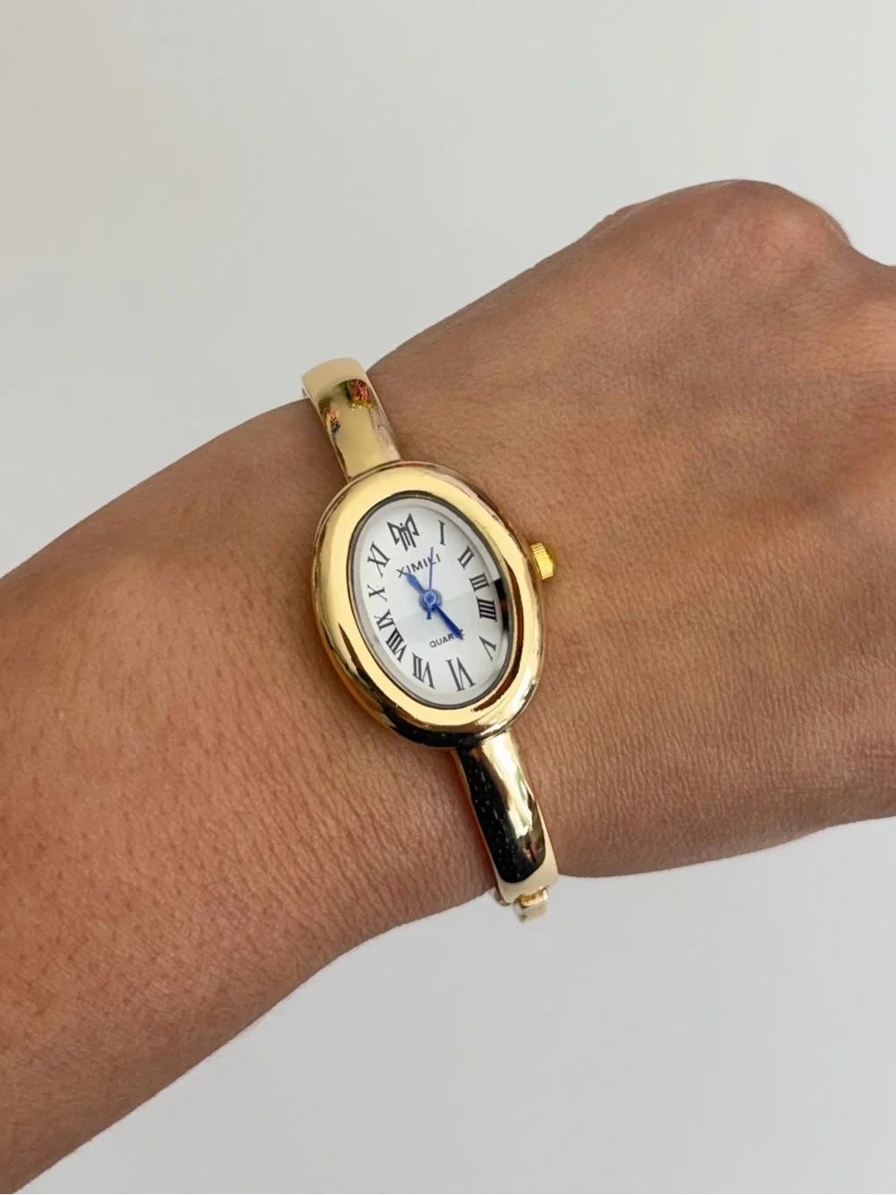 Baignoire Style Gold-Tone Oval Bangle Watch – Elegant Quartz Watch.